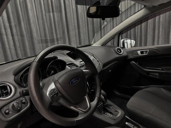 Ford Fiesta Mk6 Рестайлинг с пробегом 2018 года, цена 890 000 рублей, 73274 км, хэтчбек, Автокод Объявления