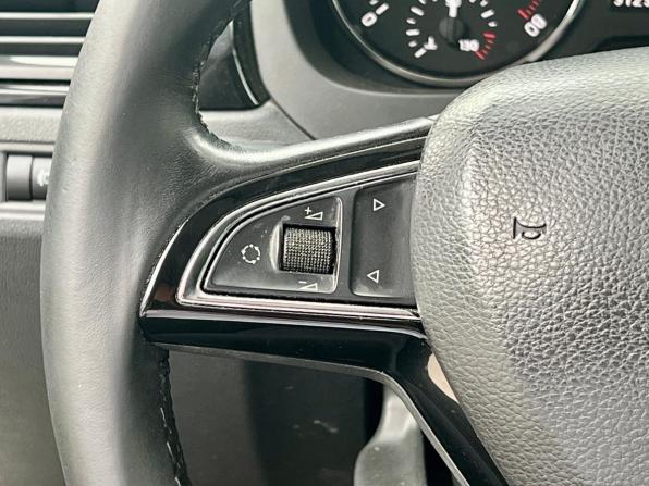 Skoda Rapid I с пробегом 2015 года, цена 1 099 000 рублей, 91296 км, лифтбек, Автокод Объявления