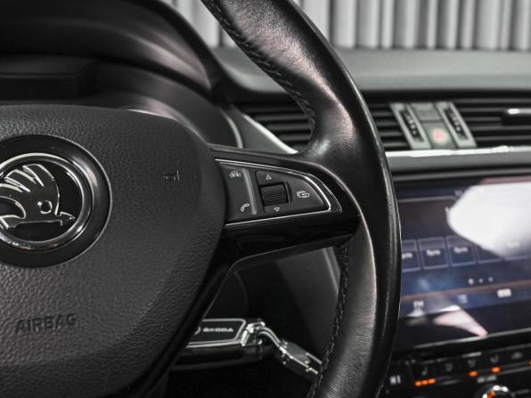 Skoda Octavia III (A7) Рестайлинг с пробегом 2017 года, цена 1 569 000 рублей, 211989 км, лифтбек, Автокод Объявления