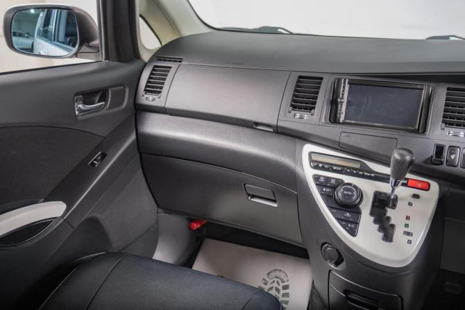 Toyota ISis I Рестайлинг с пробегом 2012 года, цена 1 399 000 рублей, 148000 км, компактвэн, Автокод Объявления