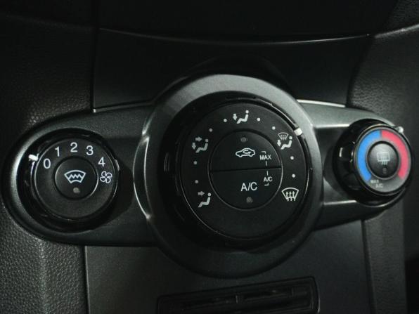 Ford Fiesta Mk6 Рестайлинг с пробегом 2015 года, цена 693 000 рублей, 189265 км, седан, Автокод Объявления