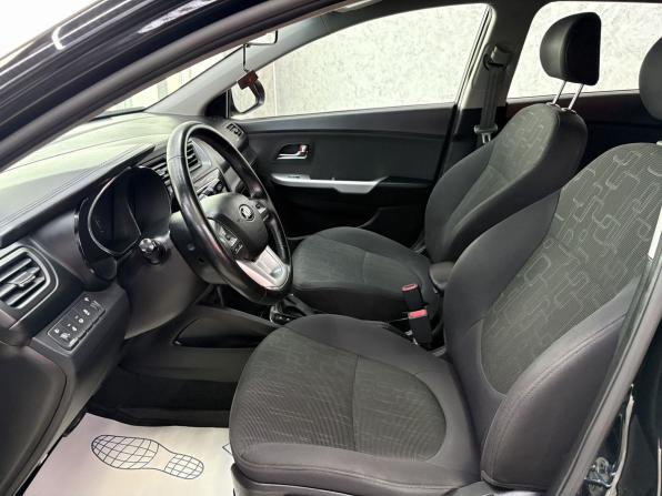 Kia Rio III Рестайлинг с пробегом 2015 года, цена 1 365 000 рублей, 33893 км, хэтчбек, Автокод Объявления