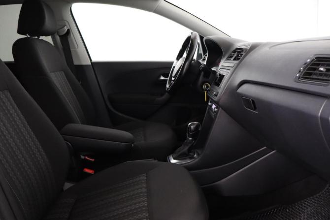 Volkswagen Polo V Рестайлинг с пробегом 2018 года, цена 979 000 рублей, 142000 км, седан, Автокод Объявления
