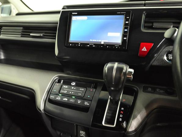 Honda Stepwgn V Рестайлинг с пробегом 2018 года, цена 2 400 000 рублей, 119800 км, минивэн, Автокод Объявления