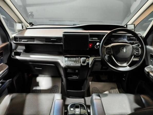 Honda Stepwgn V Рестайлинг с пробегом 2018 года, цена 2 425 000 рублей, 101894 км, минивэн, Автокод Объявления
