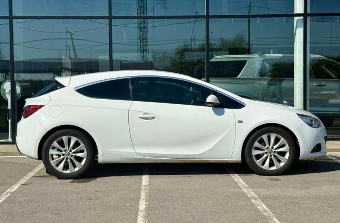 Opel Astra J Рестайлинг с пробегом 2013 года, цена 797 000 рублей, 218434 км, хэтчбек, Автокод Объявления
