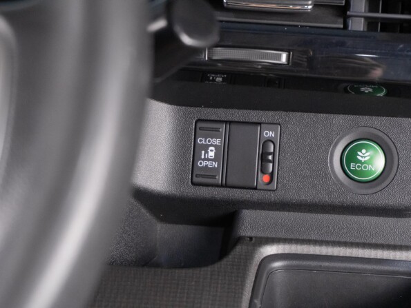 Honda Stepwgn V с пробегом 2016 года, цена 2 499 000 рублей, 131031 км, минивэн, Автокод Объявления