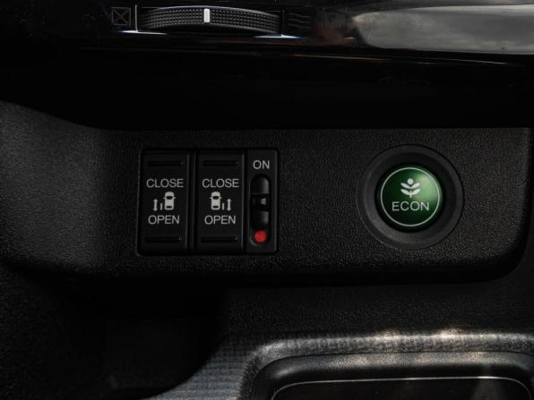 Honda Stepwgn V Рестайлинг с пробегом 2018 года, цена 2 130 000 рублей, 99897 км, минивэн, Автокод Объявления