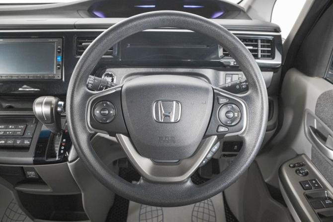Honda Stepwgn V с пробегом 2016 года, цена 1 599 000 рублей, 141350 км, минивэн, Автокод Объявления