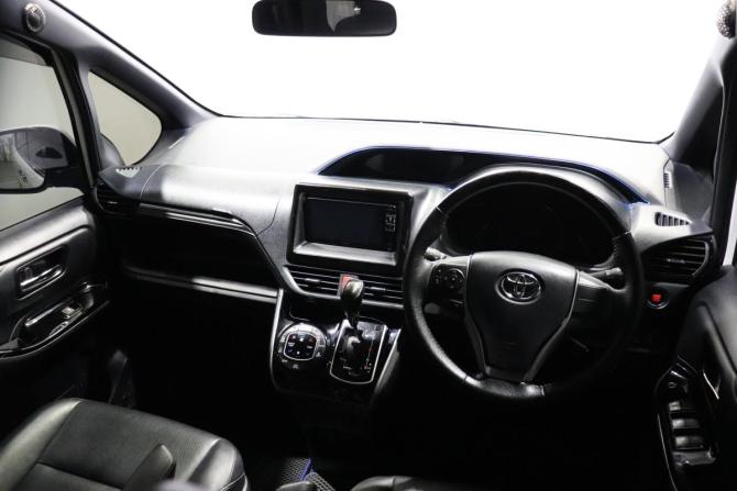 Toyota Esquire I Рестайлинг с пробегом 2018 года, цена 2 300 000 рублей, 63771 км, минивэн, Автокод Объявления