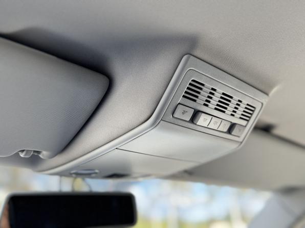 Volkswagen Multivan T5 Рестайлинг с пробегом 2011 года, цена 2 262 000 рублей, 300667 км, минивэн, Автокод Объявления