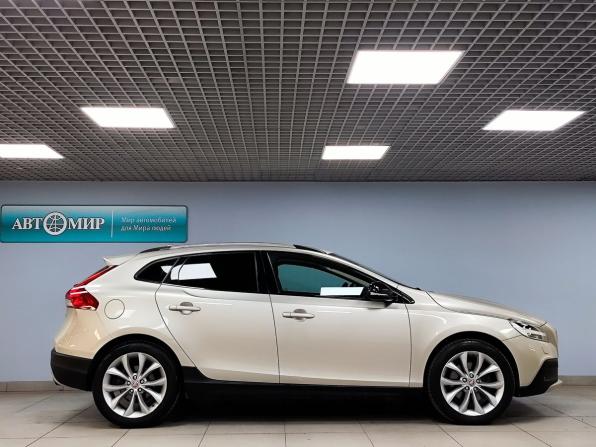 Volvo V40 Cross Country I Рестайлинг с пробегом 2017 года, цена 1 499 000 рублей, 145271 км, хэтчбек, Автокод Объявления