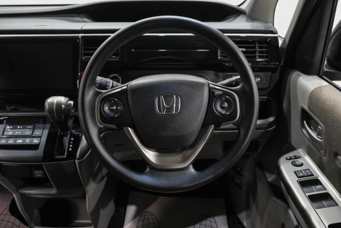 Honda Stepwgn V с пробегом 2017 года, цена 2 099 000 рублей, 110000 км, минивэн, Автокод Объявления