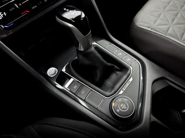 Volkswagen Tiguan II Рестайлинг с пробегом 2021 года, цена 4 215 000 рублей, 34083 км, внедорожник, Автокод Объявления