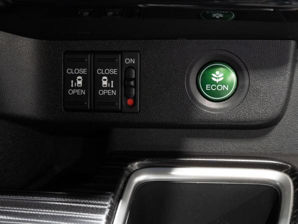 Honda Stepwgn V с пробегом 2017 года, цена 1 880 000 рублей, 110000 км, минивэн, Автокод Объявления