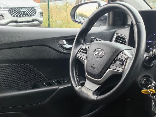 Hyundai Solaris II с пробегом 2018 года, цена 879 000 рублей, 236338 км, седан, Автокод Объявления