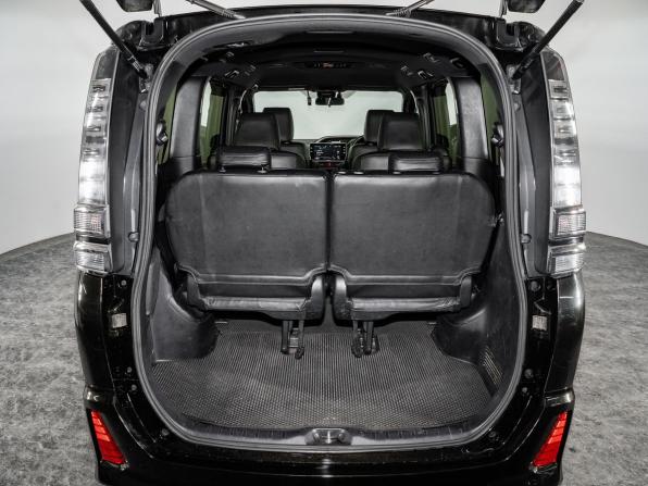 Toyota Voxy III (R80) Рестайлинг с пробегом 2018 года, цена 2 200 000 рублей, 101715 км, минивэн, Автокод Объявления