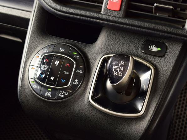 Toyota Voxy III (R80) с пробегом 2015 года, цена 1 450 995 рублей, 226884 км, минивэн, Автокод Объявления