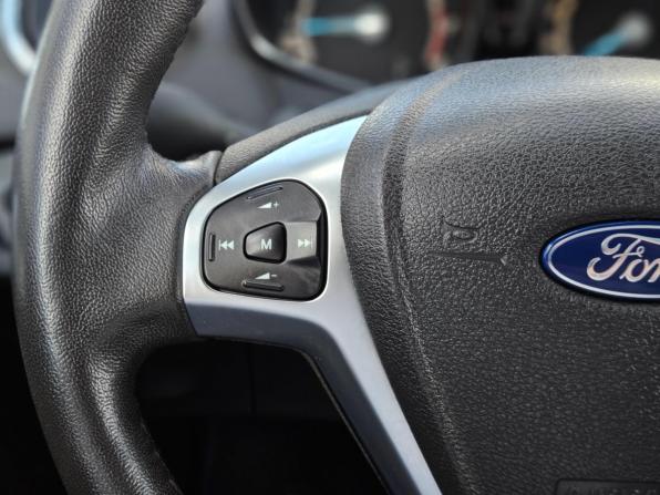 Ford Fiesta Mk6 Рестайлинг с пробегом 2016 года, цена 850 000 рублей, 106000 км, хэтчбек, Автокод Объявления