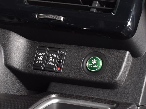 Honda Stepwgn V Рестайлинг с пробегом 2017 года, цена 2 275 995 рублей, 121736 км, минивэн, Автокод Объявления