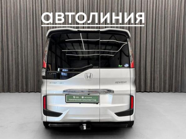 Honda Stepwgn V с пробегом 2015 года, цена 1 639 000 рублей, 117000 км, минивэн, Автокод Объявления