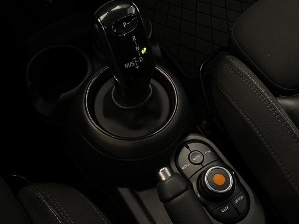 Mini Hatch III (F55/F56) Рестайлинг с пробегом 2019 года, цена 2 650 000 рублей, 15057 км, хэтчбек, Автокод Объявления