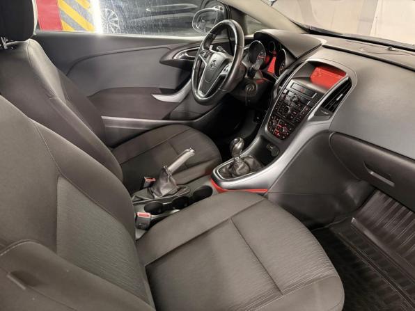 Opel Astra J Рестайлинг с пробегом 2013 года, цена 859 000 рублей, 131867 км, хэтчбек, Автокод Объявления