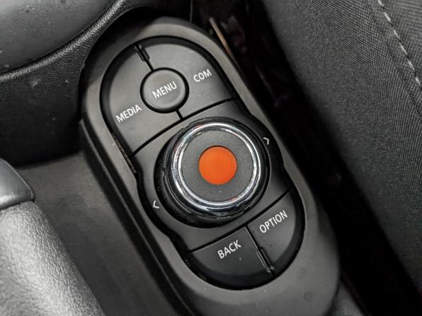 Mini Hatch III (F55/F56) Рестайлинг с пробегом 2020 года, цена 2 990 000 рублей, 84800 км, хэтчбек, Автокод Объявления