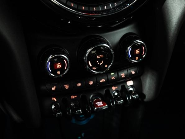 Mini Hatch III (F55/F56) Рестайлинг с пробегом 2019 года, цена 2 899 585 рублей, 82580 км, хэтчбек, Автокод Объявления