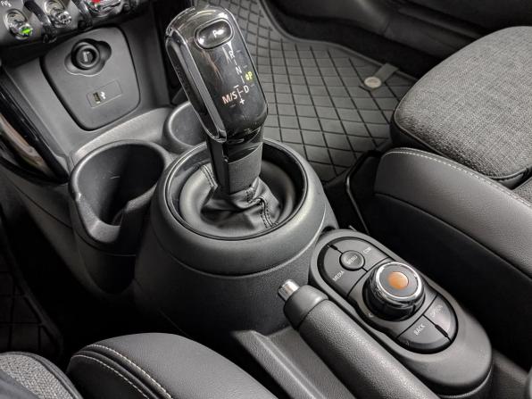 Mini Hatch III (F55/F56) Рестайлинг с пробегом 2019 года, цена 2 690 000 рублей, 86114 км, хэтчбек, Автокод Объявления