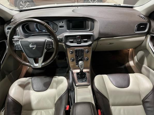 Volvo V40 Cross Country I с пробегом 2013 года, цена 1 095 000 рублей, 251315 км, хэтчбек, Автокод Объявления