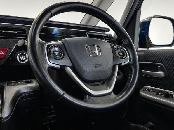 Honda Stepwgn V с пробегом 2015 года, цена 1 829 000 рублей, 253999 км, минивэн, Автокод Объявления