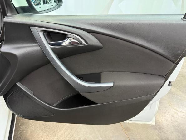 Opel Astra J Рестайлинг с пробегом 2012 года, цена 580 000 рублей, 230236 км, седан, Автокод Объявления