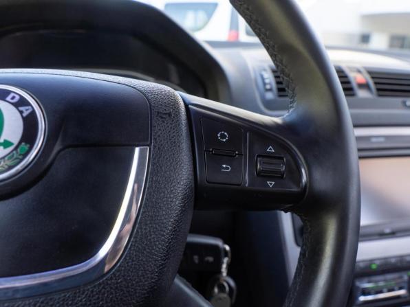 Skoda Octavia II (A5) Рестайлинг с пробегом 2012 года, цена 799 000 рублей, 298057 км, лифтбек, Автокод Объявления
