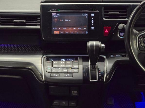 Honda Stepwgn V с пробегом 2015 года, цена 1 890 000 рублей, 130000 км, минивэн, Автокод Объявления
