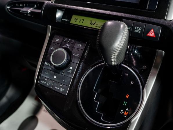 Toyota Wish II Рестайлинг с пробегом 2012 года, цена 1 580 000 рублей, 160750 км, минивэн, Автокод Объявления