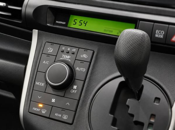 Toyota Wish II Рестайлинг с пробегом 2015 года, цена 1 645 000 рублей, 90809 км, минивэн, Автокод Объявления