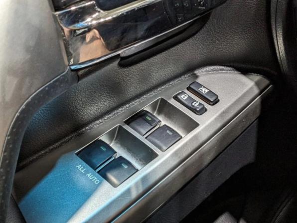 Toyota Land Cruiser 200 Series Рестайлинг 1 с пробегом 2012 года, цена 2 995 000 рублей, 220186 км, внедорожник, Автокод Объявления