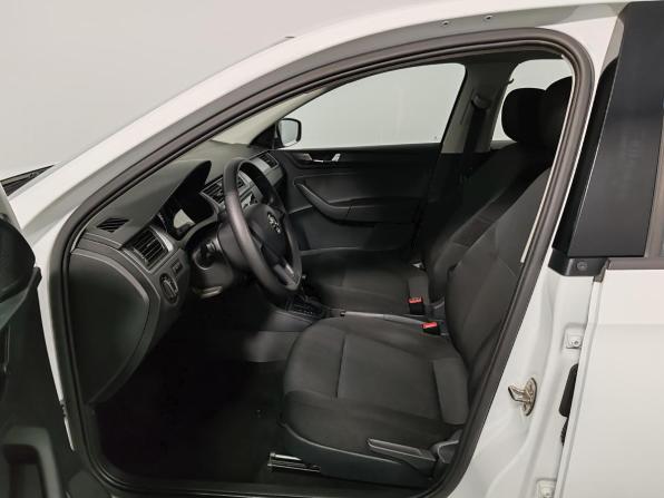 Skoda Rapid I с пробегом 2017 года, цена 1 235 000 рублей, 95459 км, лифтбек, Автокод Объявления