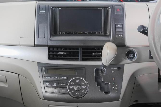 Toyota Estima III Рестайлинг с пробегом 2011 года, цена 659 000 рублей, 203467 км, минивэн, Автокод Объявления