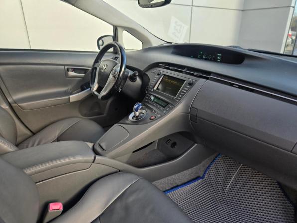 Toyota Prius III (XW30) с пробегом 2010 года, цена 969 000 рублей, 300000 км, лифтбек, Автокод Объявления