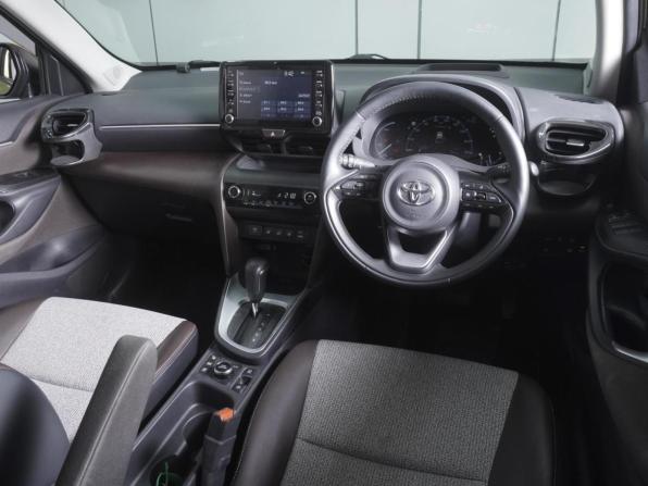 Toyota Yaris Cross с пробегом 2021 года, цена 2 420 000 рублей, 69970 км, внедорожник, Автокод Объявления
