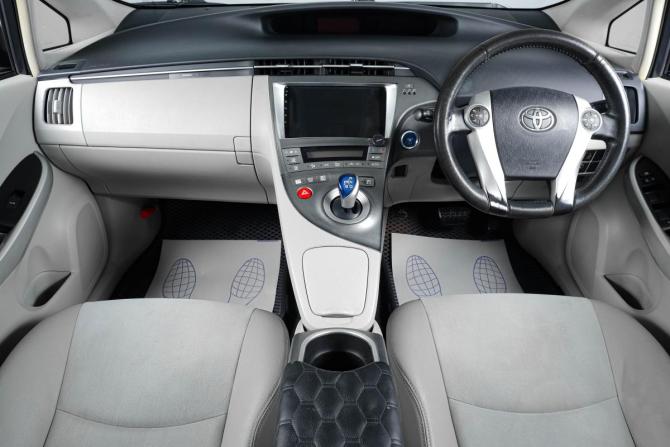 Toyota Prius III (XW30) с пробегом 2014 года, цена 1 049 000 рублей, 322647 км, лифтбек, Автокод Объявления