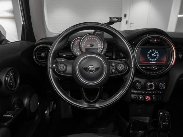 Mini Hatch III (F55/F56) Рестайлинг с пробегом 2018 года, цена 1 845 000 рублей, 92652 км, хэтчбек, Автокод Объявления