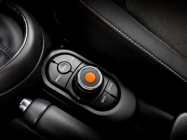 Mini Hatch III (F55/F56) Рестайлинг с пробегом 2020 года, цена 2 330 000 рублей, 73599 км, хэтчбек, Автокод Объявления