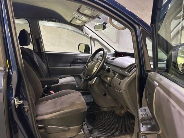 Toyota Voxy II (R70) с пробегом 2009 года, цена 1 099 000 рублей, 292029 км, минивэн, Автокод Объявления