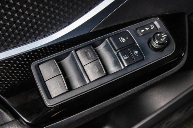 Toyota C-HR I Рестайлинг с пробегом 2019 года, цена 2 969 000 рублей, 22617 км, внедорожник, Автокод Объявления