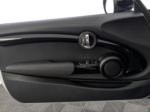 Mini Hatch III (F55/F56) Рестайлинг 2 с пробегом 2021 года, цена 2 690 000 рублей, 39750 км, хэтчбек, Автокод Объявления