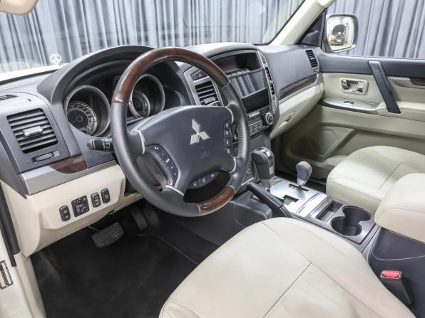 Mitsubishi Pajero IV Рестайлинг 2 с пробегом 2019 года, цена 3 649 000 рублей, 42300 км, внедорожник, Автокод Объявления