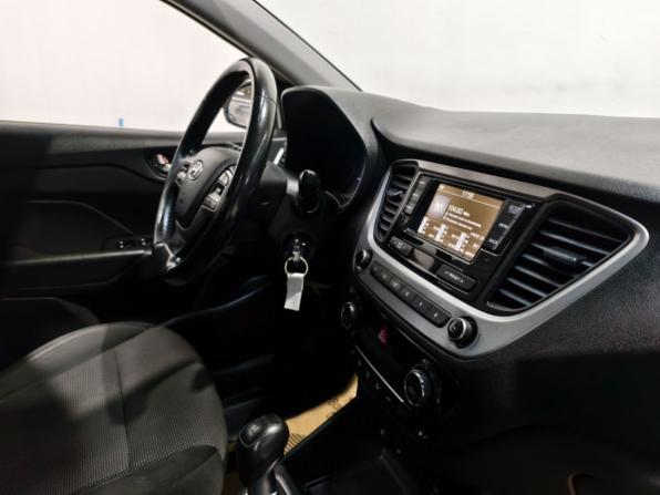 Hyundai Solaris II с пробегом 2017 года, цена 995 000 рублей, 140485 км, седан, Автокод Объявления